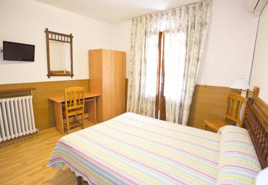 Hostal Lizana Huesca Exterior photo
